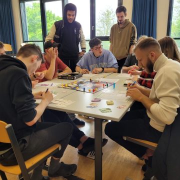 SchülerInnen der Berufsschule Linz beim Spielen des SCHOOLGAMES Brettspieles