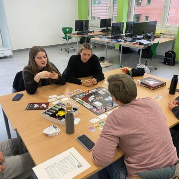 SchülerInnen der Fachschule für Handel und Büro Innsbruck beim Spielen des SCHOOLGAMES Brettspieles
