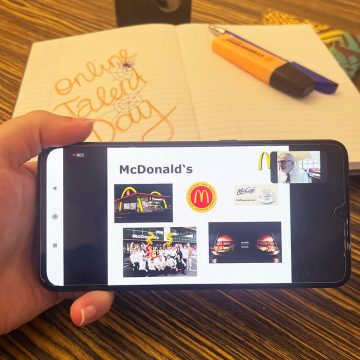 Foto einer Schülerin, die die Präsentation von McDonald's verfolgt