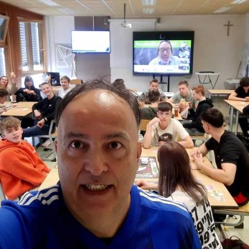 Ein Lehrer macht ein Selfie mit seiner Schulklasse der LBS Eggenburg