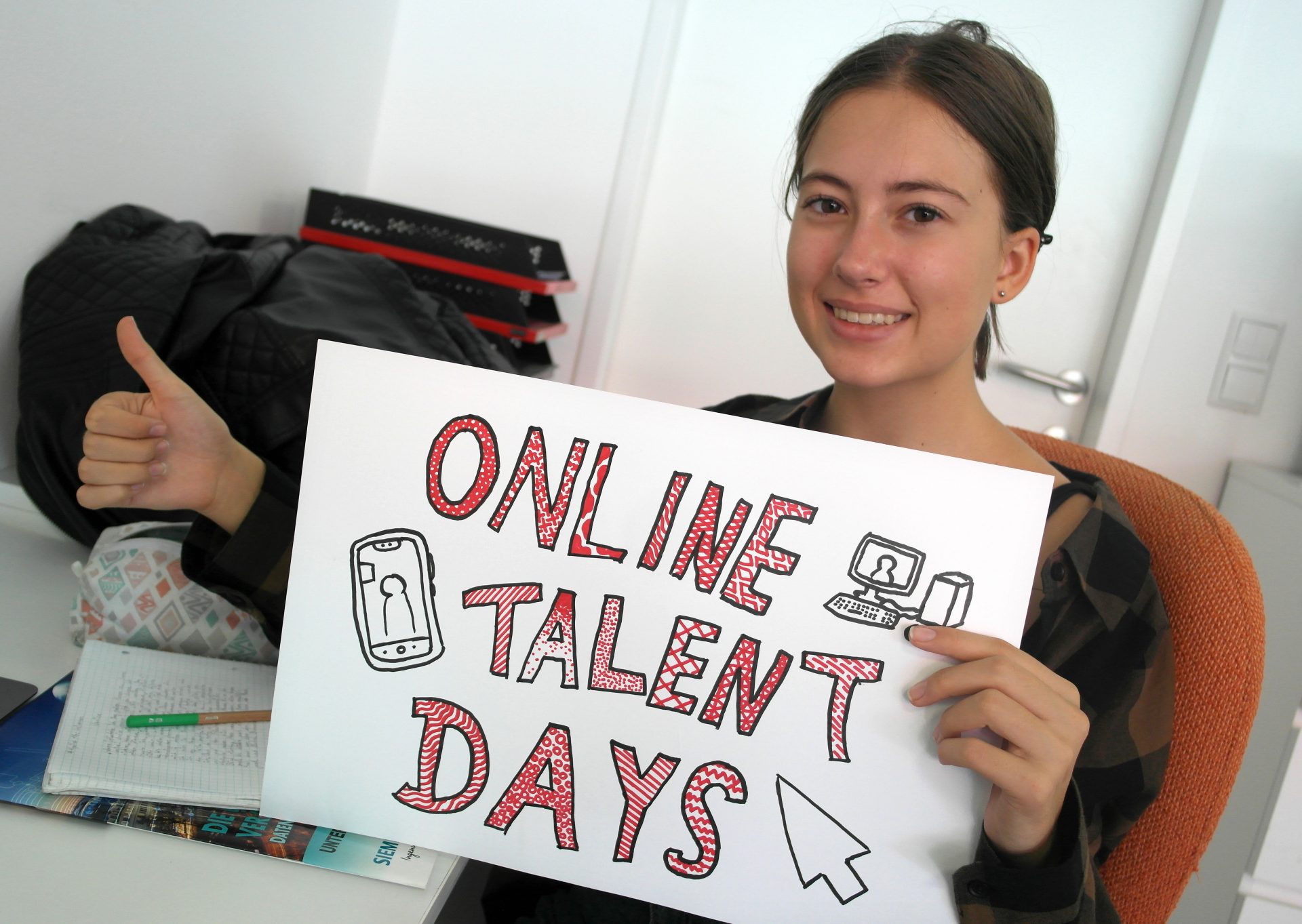 Schülerin freut sich auf den Online-Talent-Day
