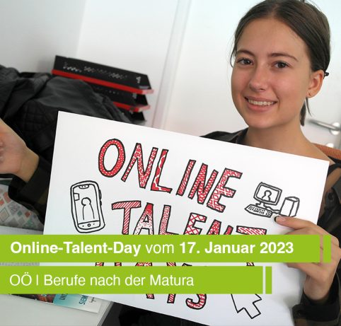 Schülerin hält ein gemaltes Bild mit der Schrift "Online Talent Days" in die Kamera und lächelt